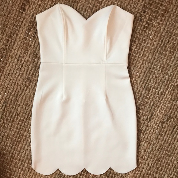 Tobi Dresses & Skirts - ✨ White Scalloped Hem Strapless Dress TOBI ✨